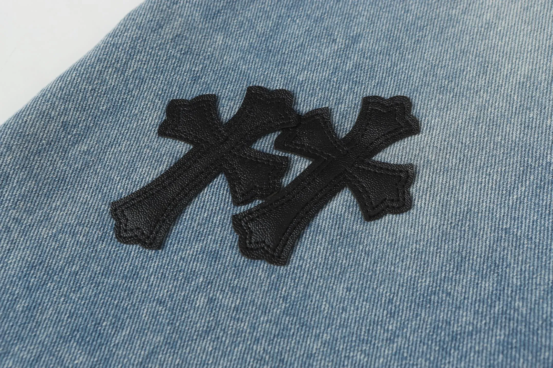 P260 Cross-border model, please do not place an order if you are pursuing quality - Chrome Hearts/Chrome Hearts Cross ✝️ Inlaid embroidered washed jeans, trousers and casual pants - High weight, high density and high quality. The wool is soft, delicate and skin-friendly. It feels soft and silky. It has excellent warmth and skin-friendly properties. - Customized weaving and dyeing, no color difference. No matter the fabric or workmanship details, it beats the ordinary version on the market - Hardware zipper accessories are all customized, full of details -Colour: washed blue -Size: 28 30 32 34 36